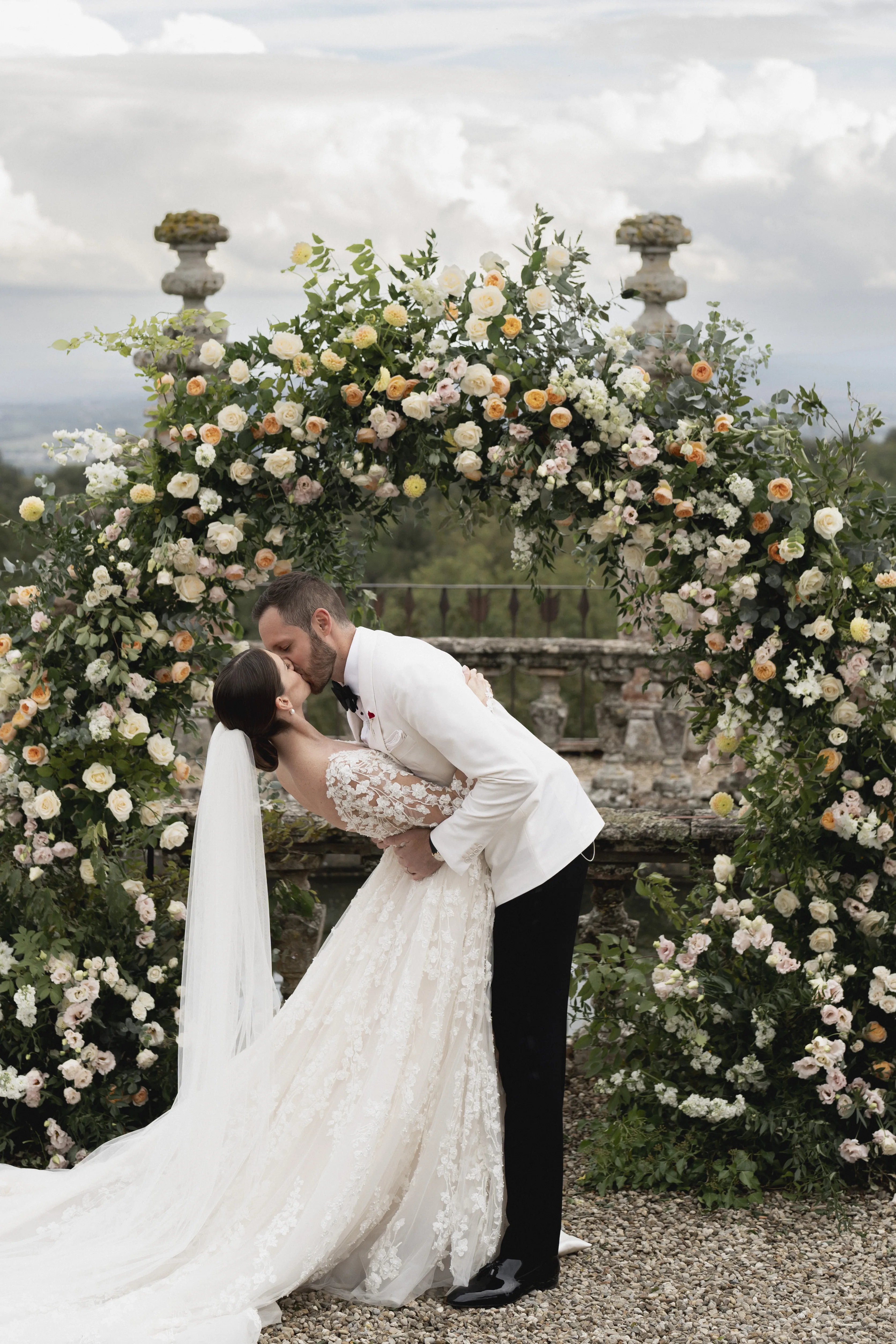 Trouwfoto. Bruidsmode CEO Justin Alexander en vrouw Kelsey Turchy geven elkaar de kus na het jawoord.