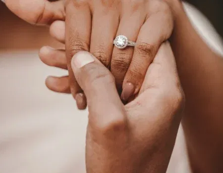 Aan welke hand hoort de verlovingsring?