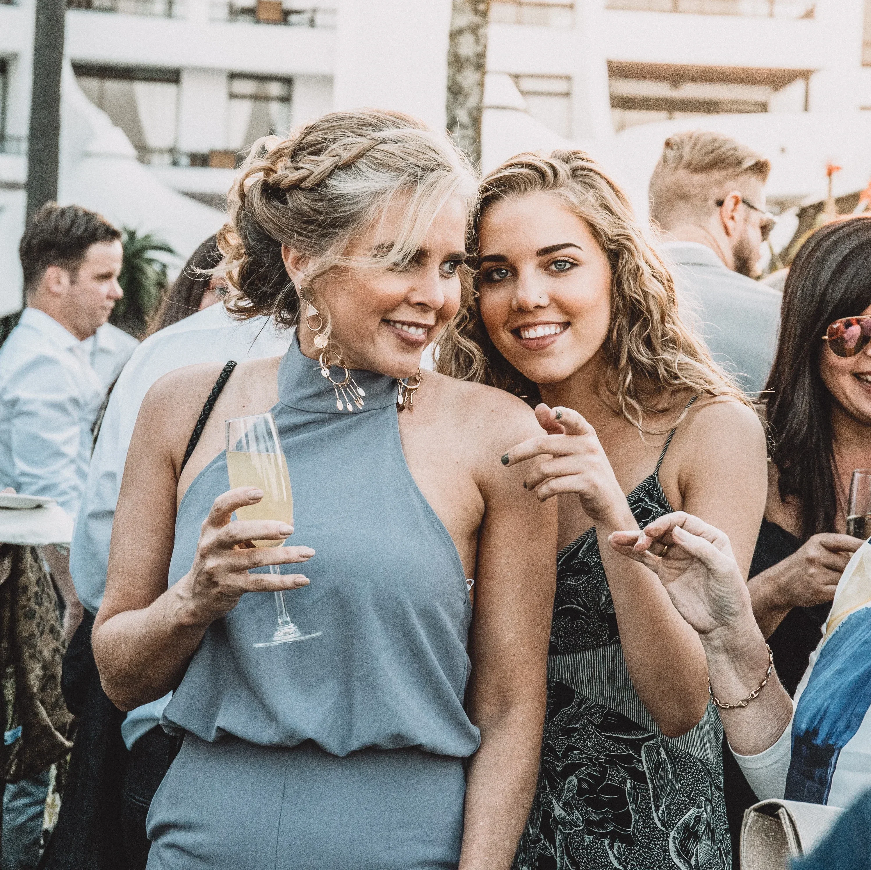 Twee vrouwen in nette kleding op bruiloft