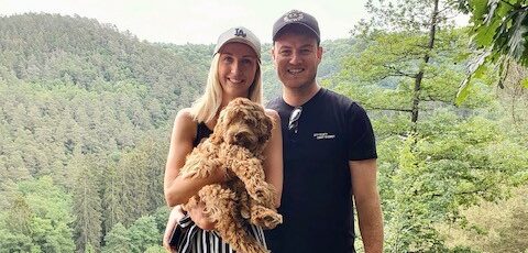 Koppel met labradoodle hondje.