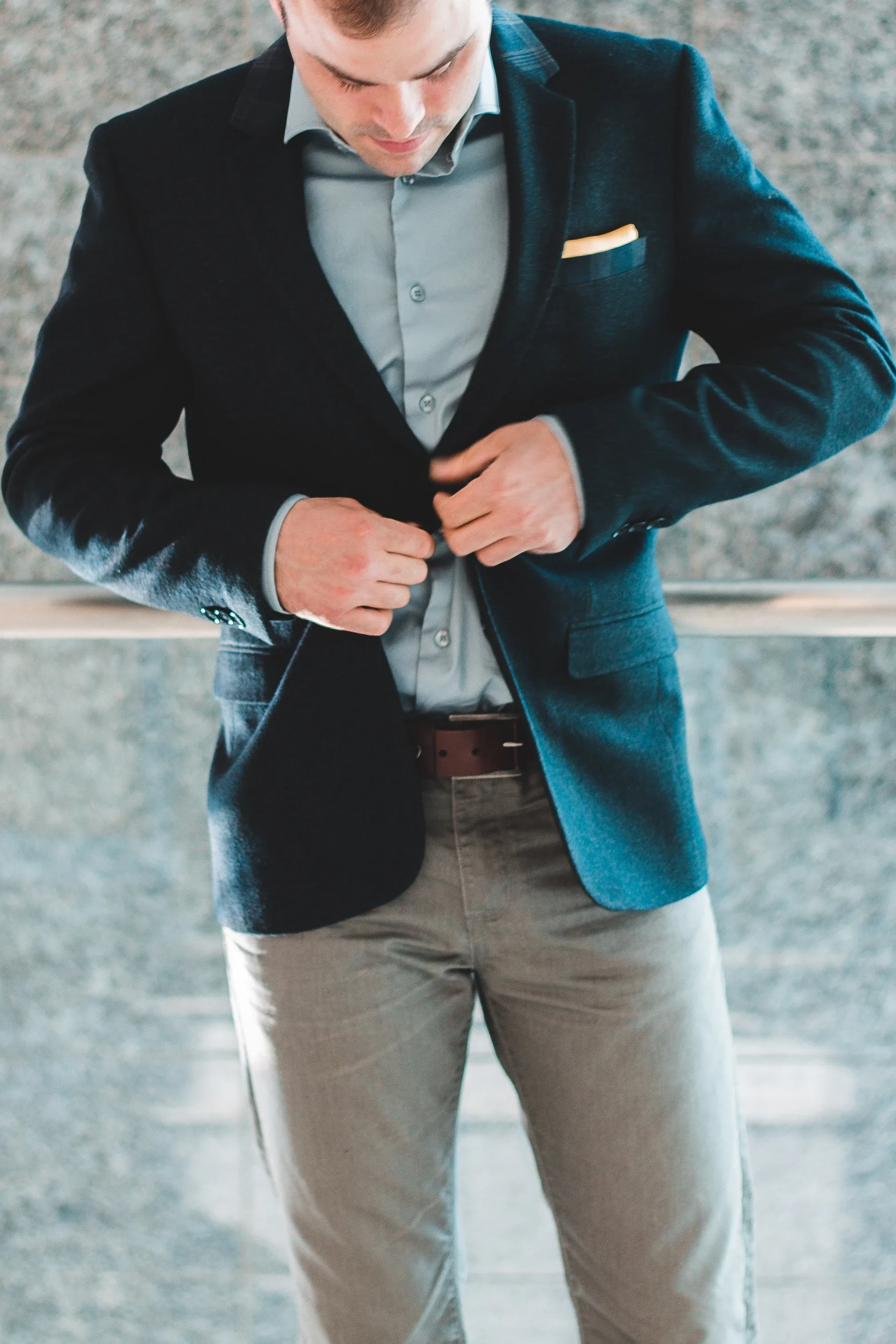 outfit details man, broek, overhemd en colbert