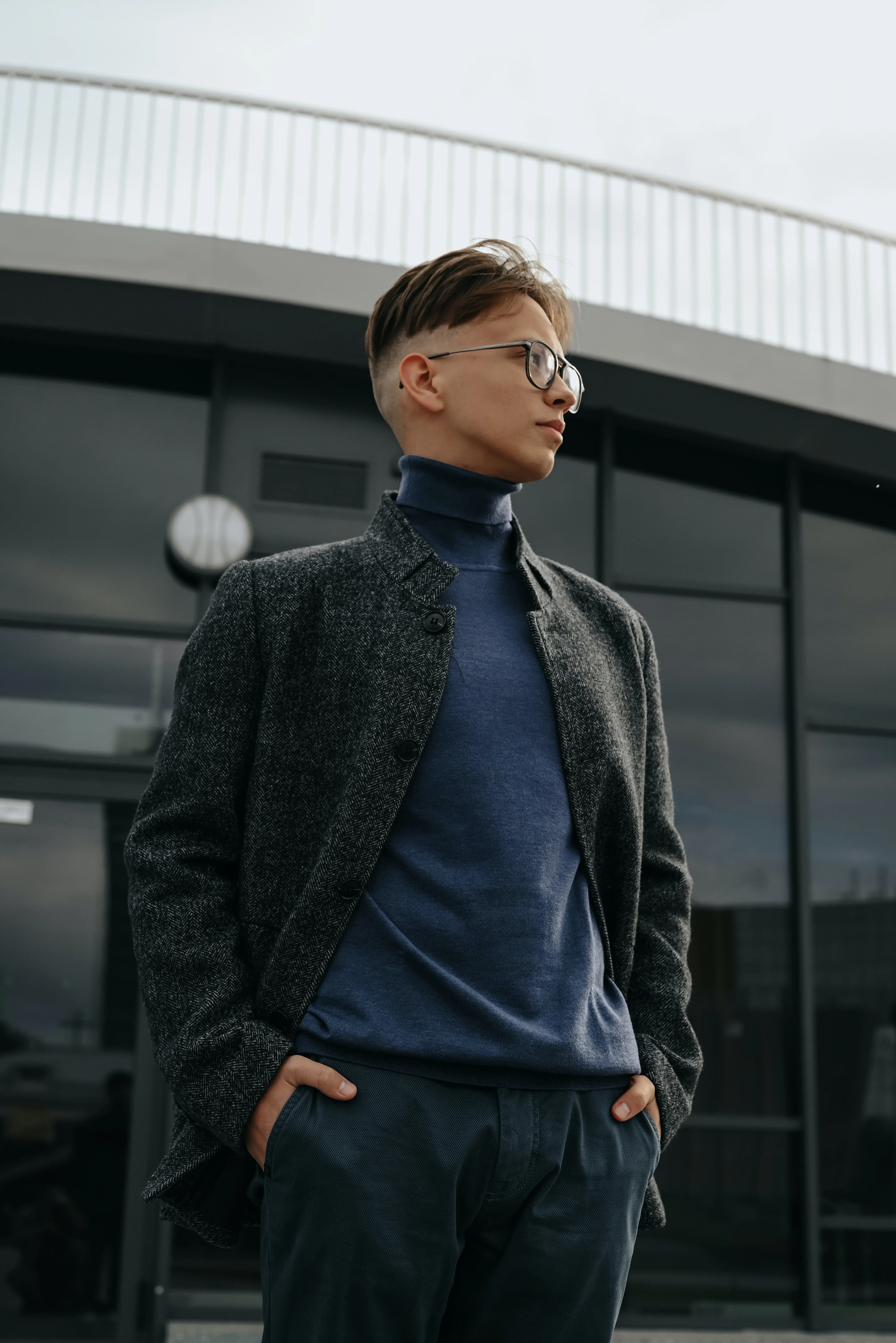 man in coltrui met jas aan