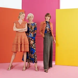 drie vrouwen in nette smart casual outfits