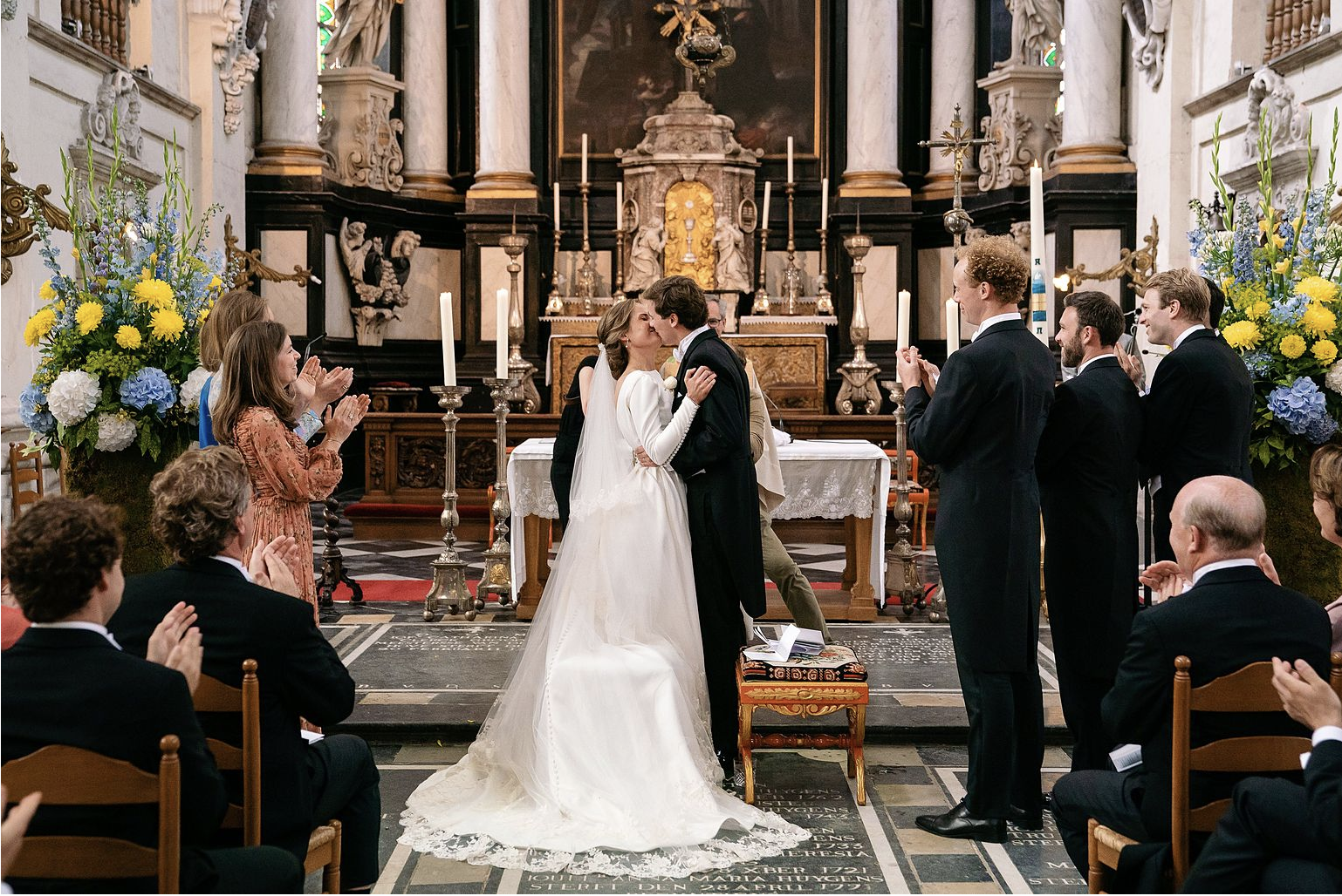 Bruidspaar kust in de kerk.