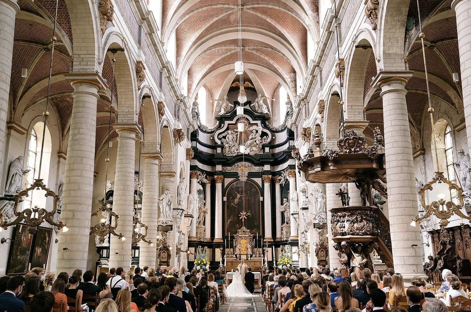 Bruidspaar gaat trouwen in de kerk