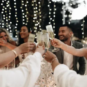 mensen die proosten op een bruiloft