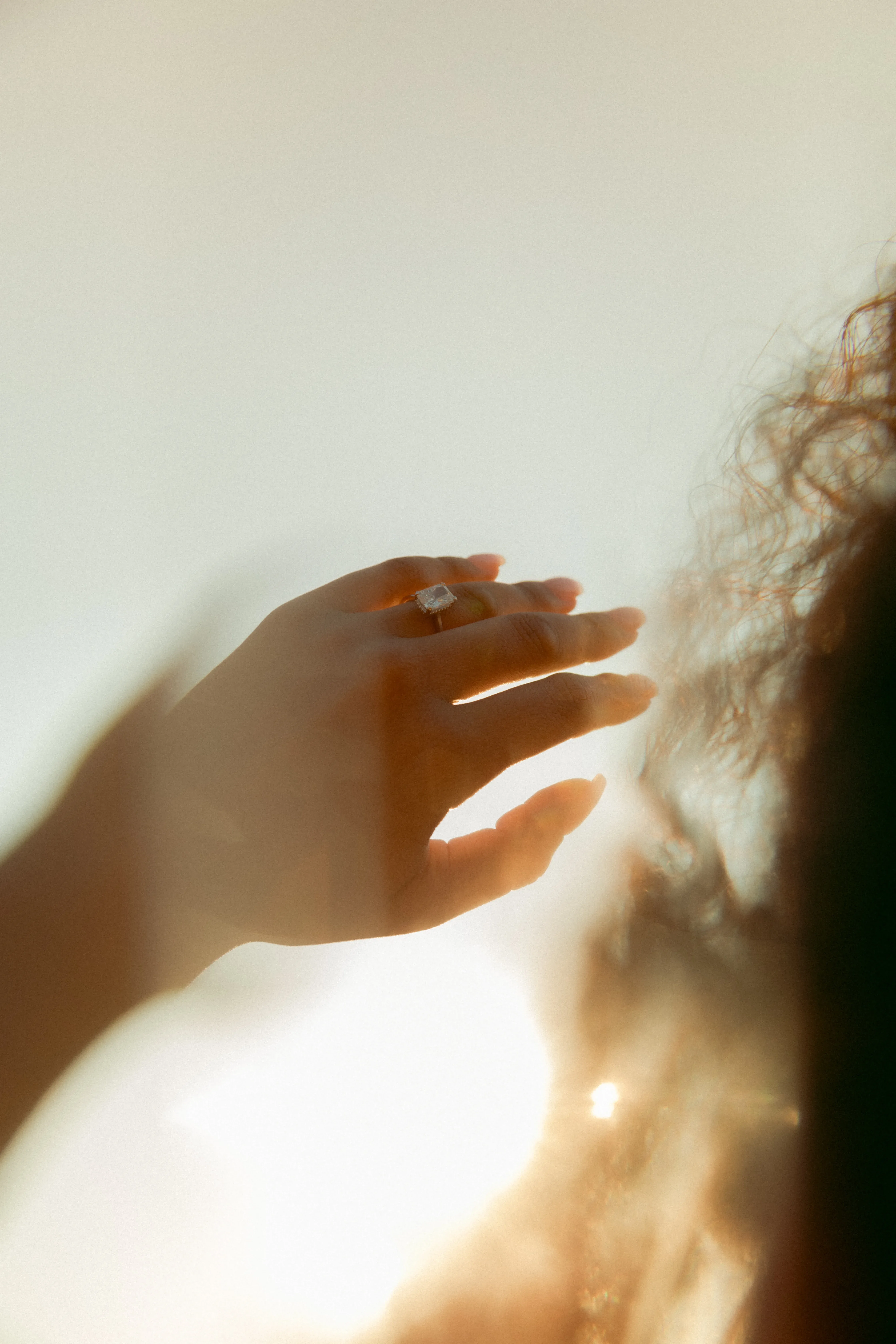 vrouw met verlovingsring