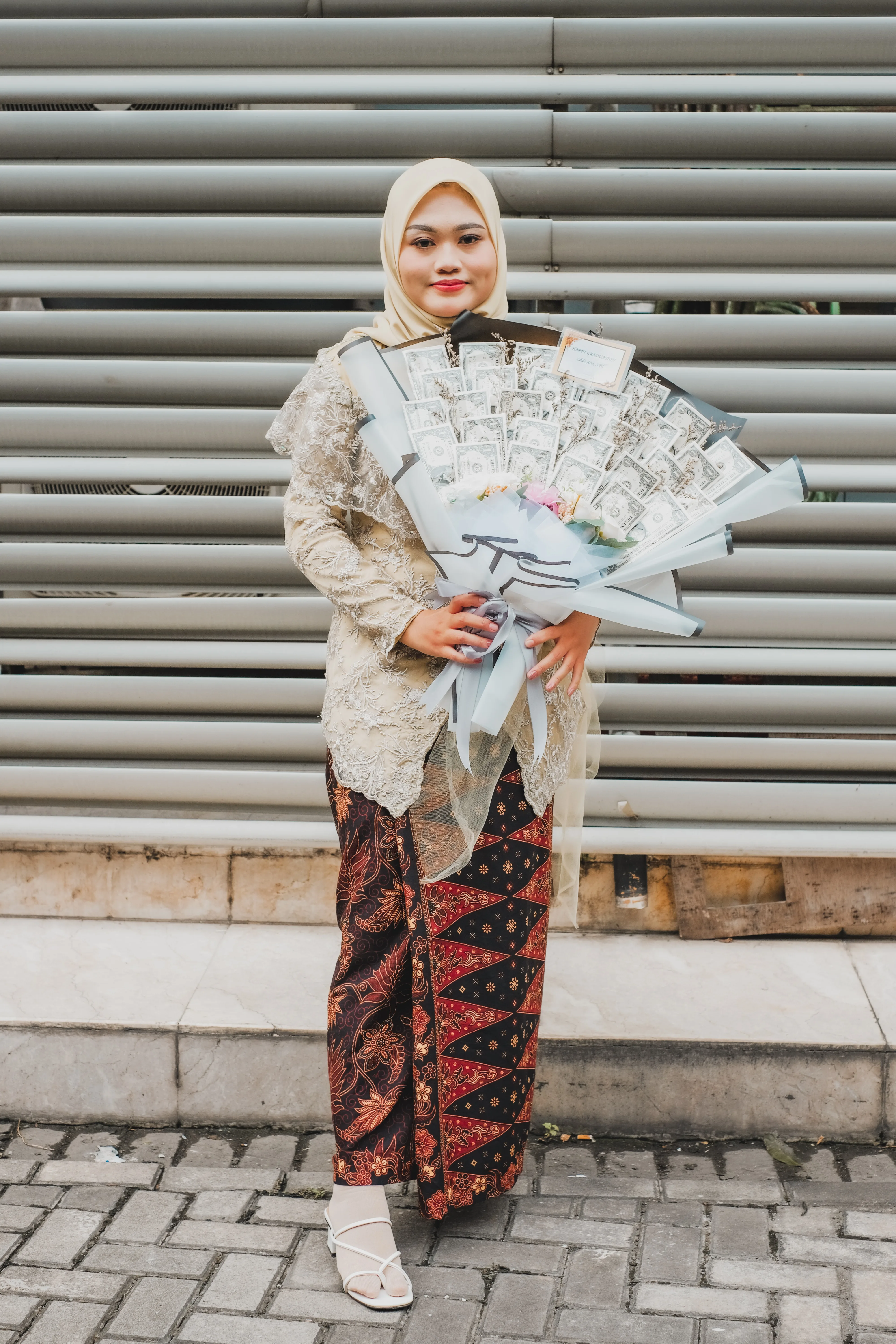 vrouw met geldboeket