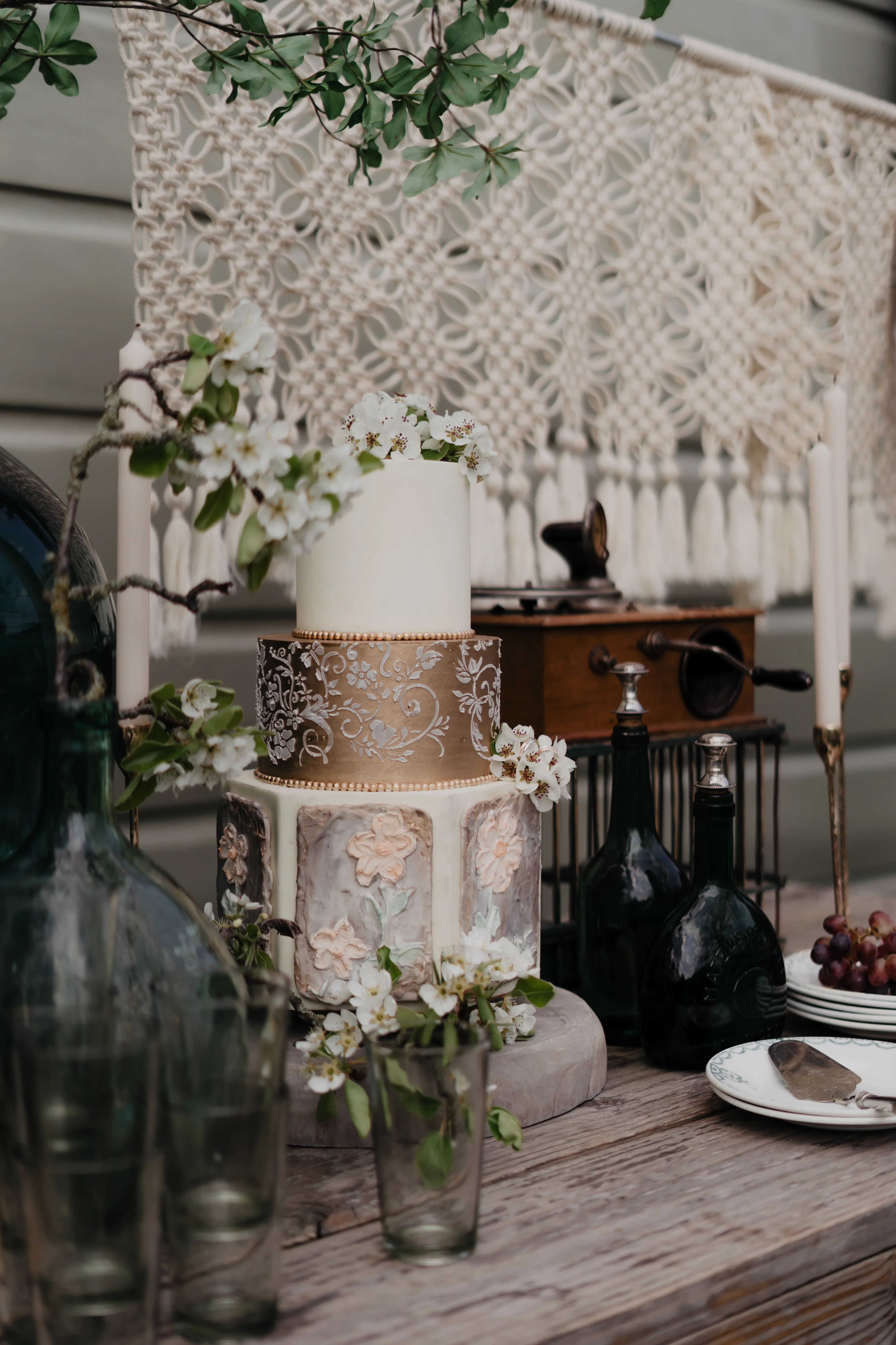 Barokke trouwtaart op tafel.