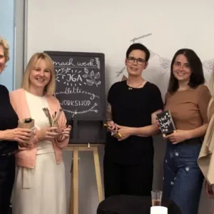 De redactie van Bruid & Bruidegom tijdens de workshop handlettering. 