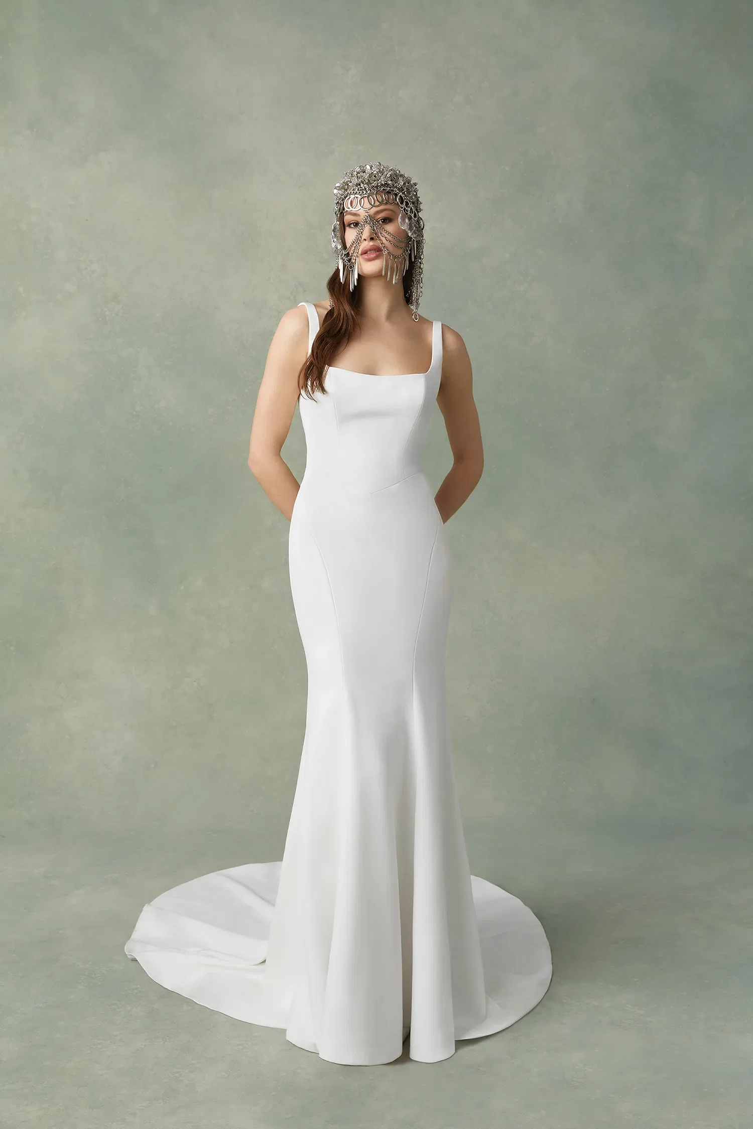 Bruid in minimalistische bruidsjurk.