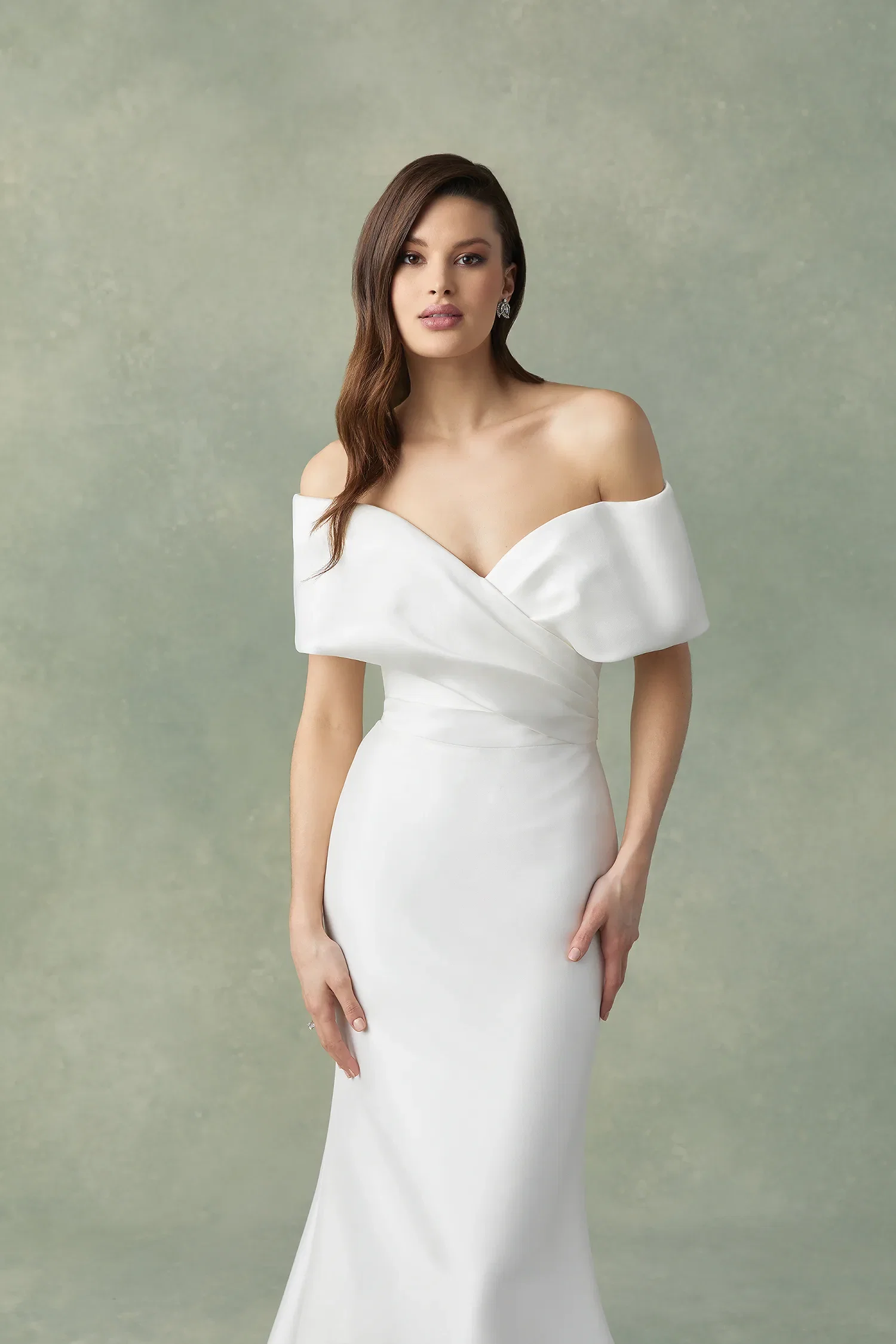 Bruid in off the shoulder trouwjurk.