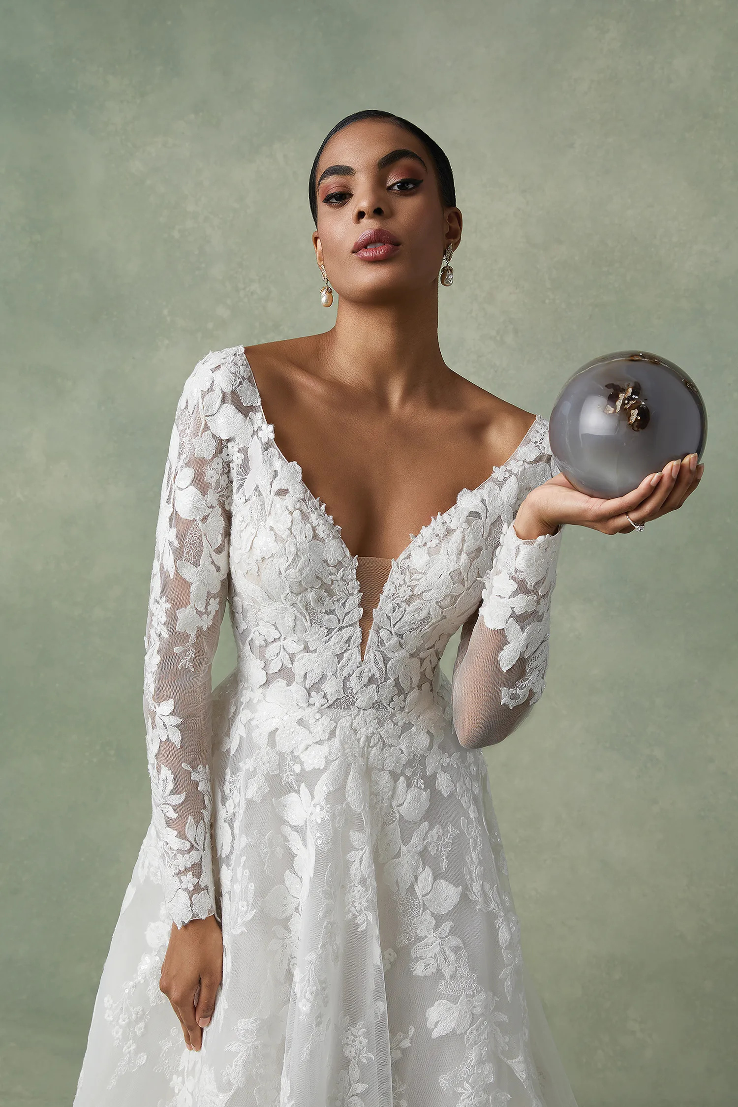 Bruid in een trouwjurk met bloemen en kant.