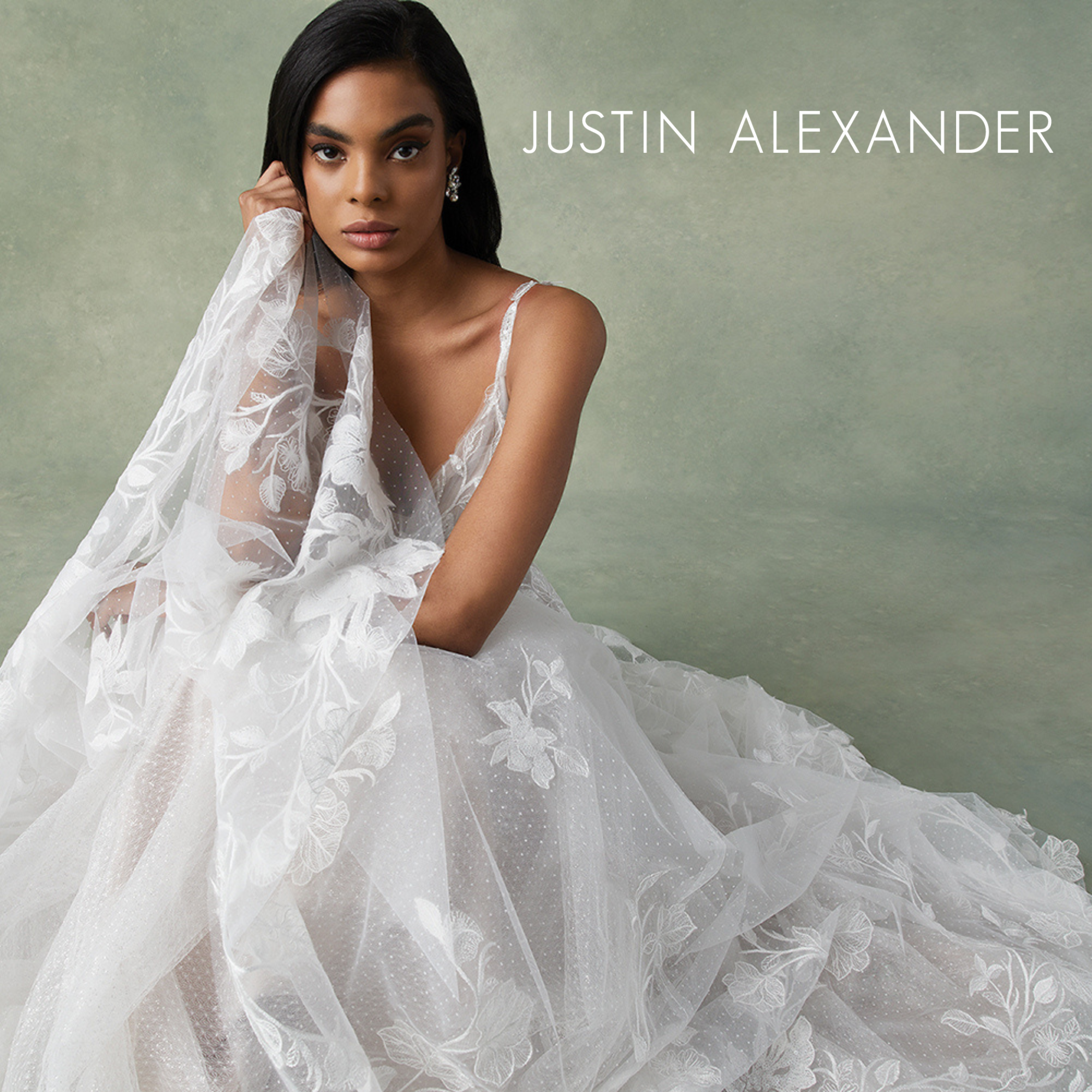 Bruid zittend in trouwjurk met bloemen en kant.