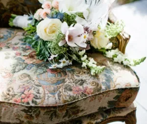 Bruidsboeket op oude vintage stoel.