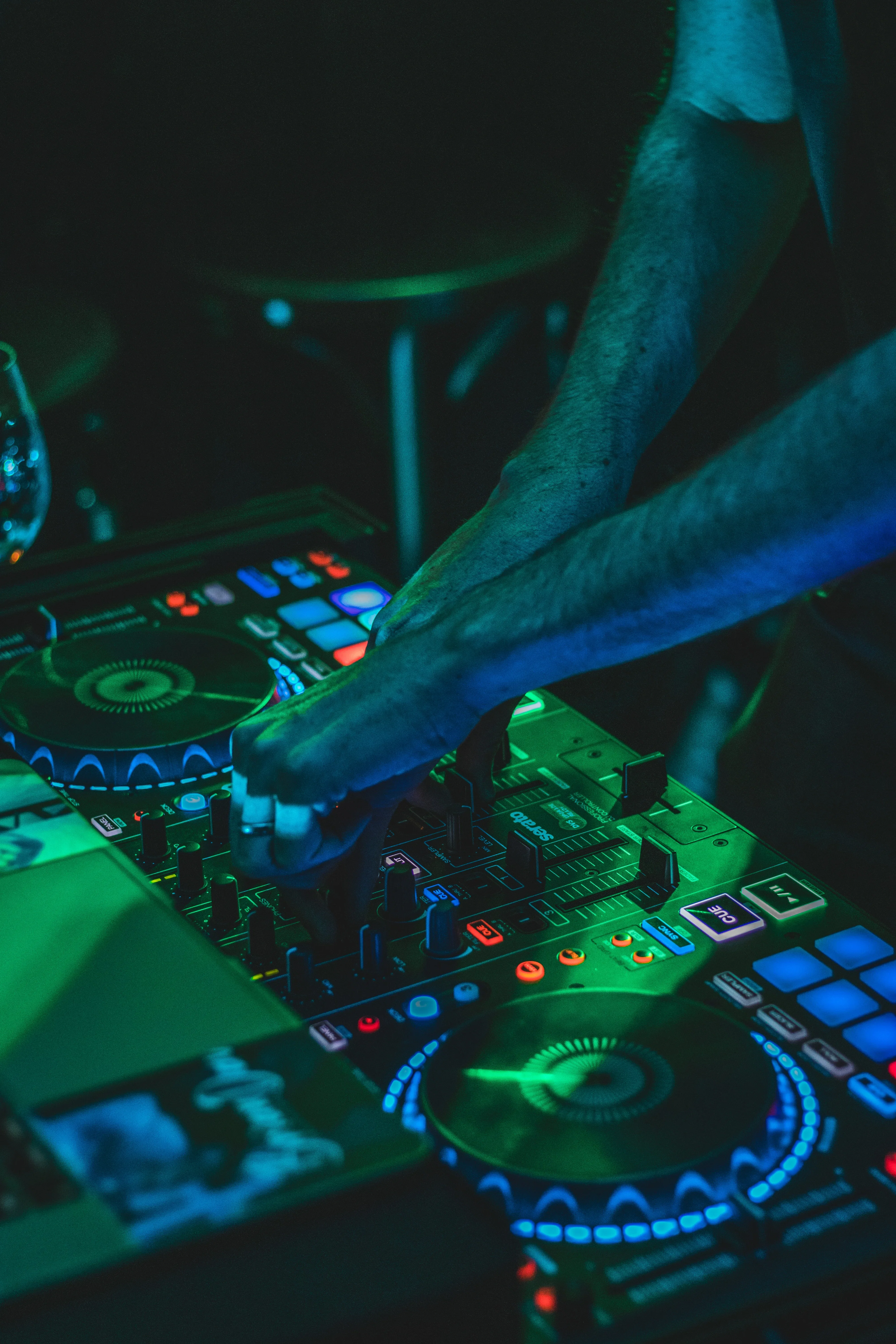 DJ tafel met armen en DJ set met verlichting.
