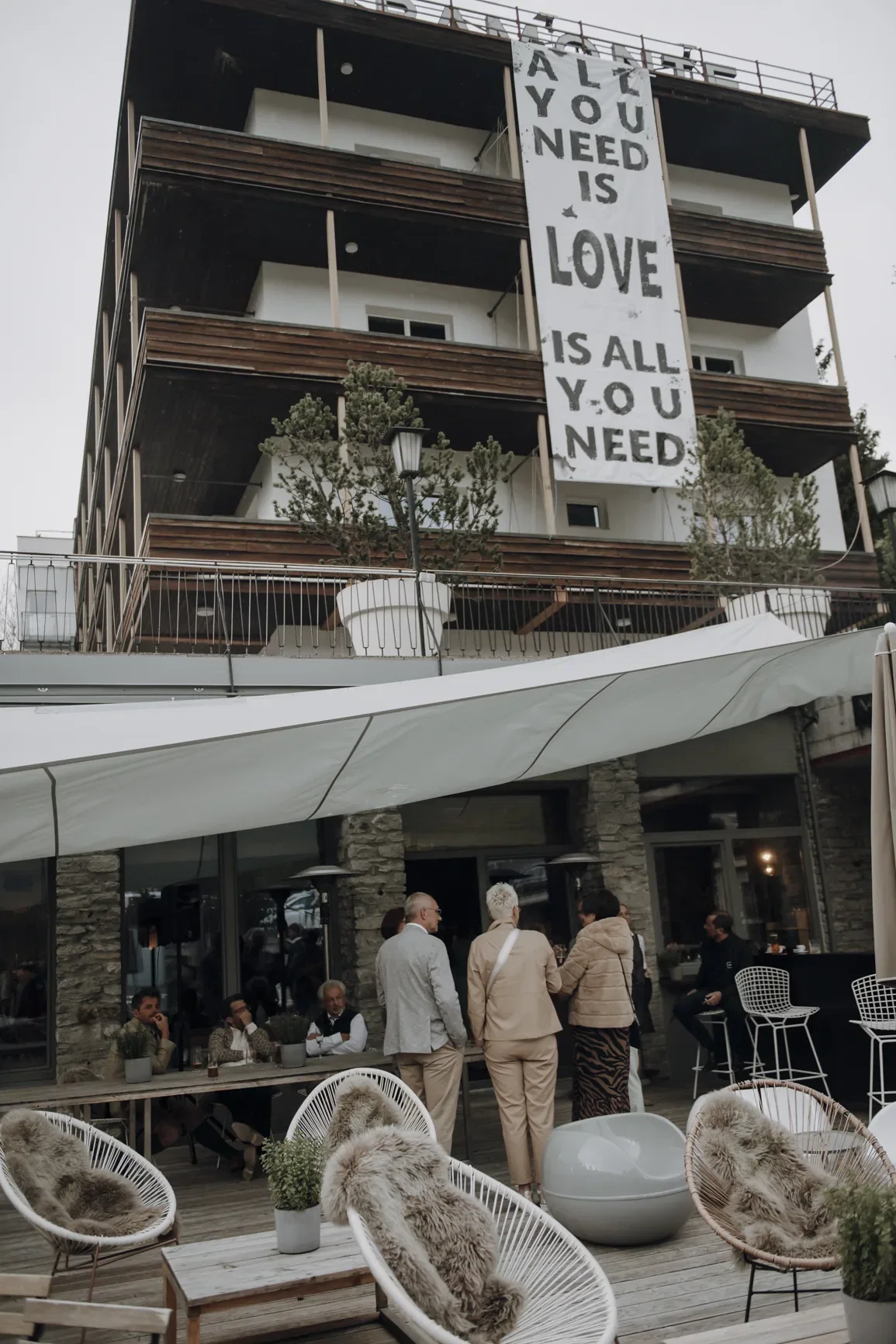 Skihotel waar bruidspaar hun huwelijk viert.