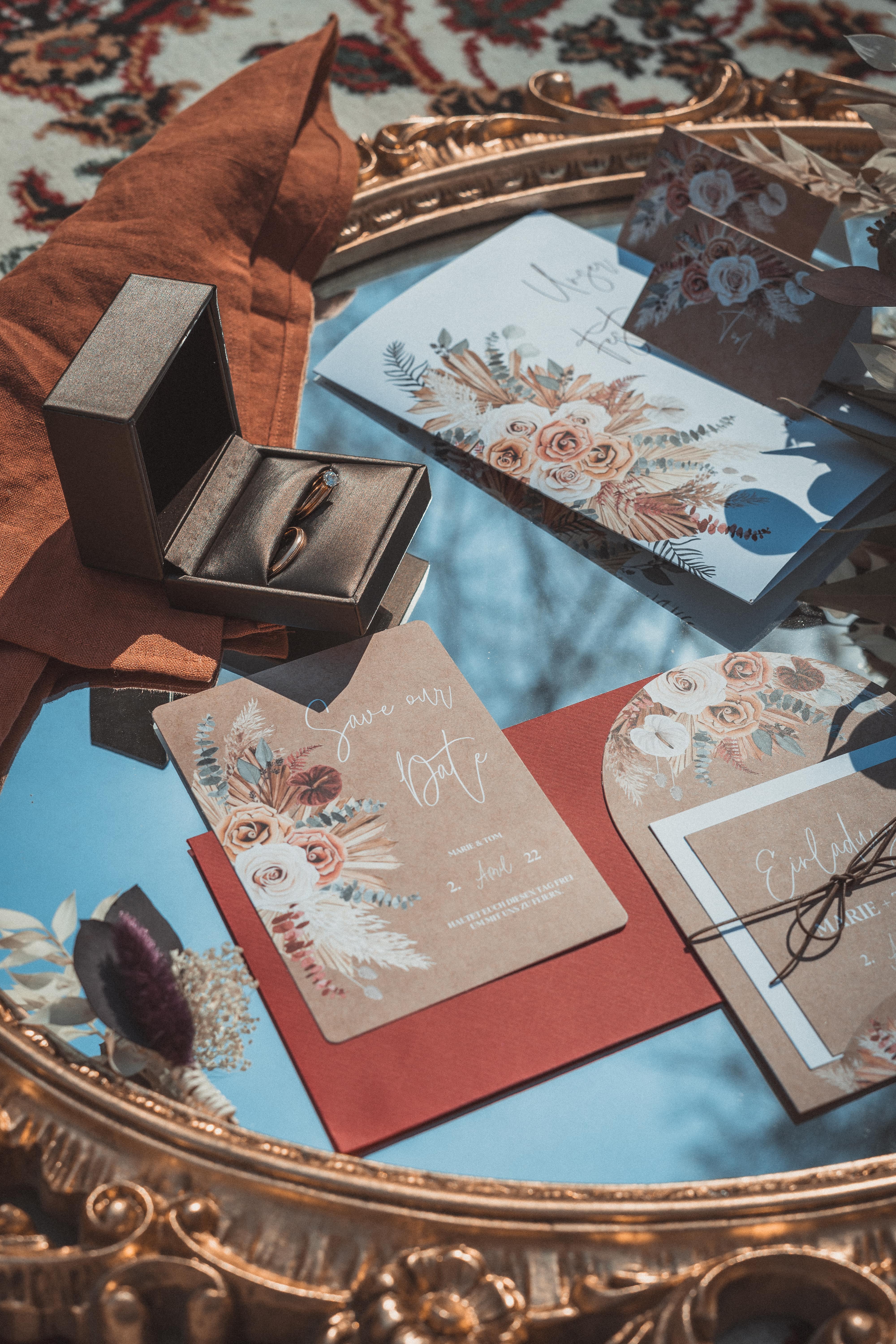 Save the date kaarten voor bruiloft liggen op een tafel.