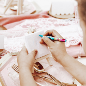 Kinderopvang tijdens een bruiloft. Klein meisje aan het knutselen aan de knutseltafel.