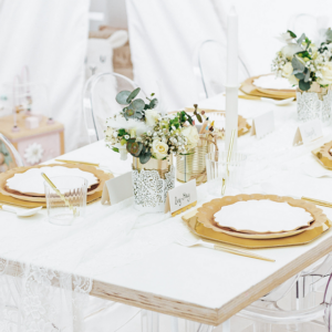 Gedekte kindertafel op bruiloft.