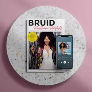 BRUID Musthave Playlists boekje en iphone met liefdeslied op Spotify, liggend op marmeren tafeltje.