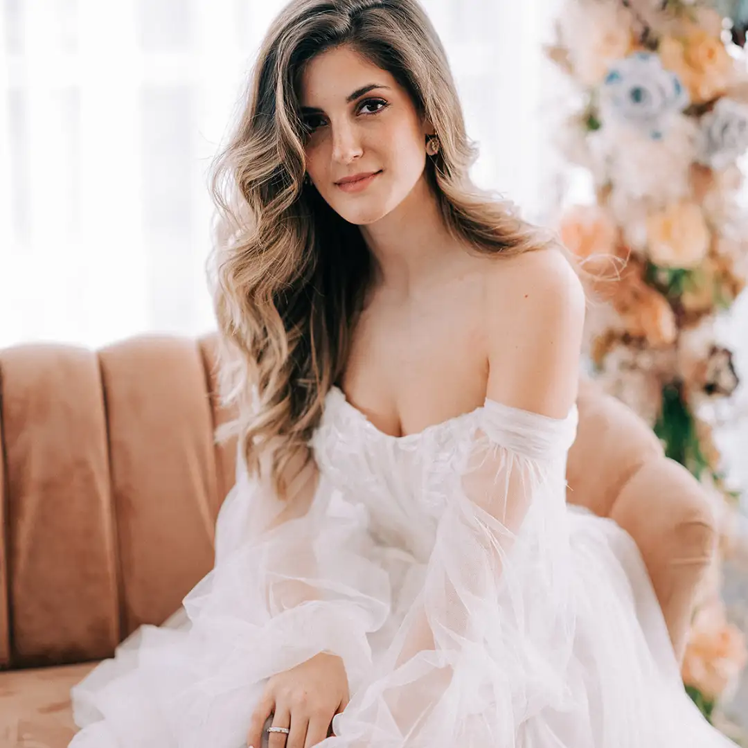 "De zoektocht naar de perfecte trouwjurk is een van de mooiste momenten in de voorbereiding van jullie huwelijk. Op Bruid & Bruidegom Online vind je een zorgvuldig geselecteerd overzicht van bruidswinkels in België en Vlaanderen die gespecialiseerd zijn in bruidsmode. Of je nu kiest voor een romantische, klassieke jurk, een moderne en minimalistische stijl of een opvallend ontwerp met verfijnde details, er is altijd een jurk die perfect aansluit bij jouw persoonlijkheid en de sfeer van jullie trouwdag. De bruidsmodewinkels op ons platform bieden een uitgebreide collectie trouwjurken in diverse stijlen en pasvormen. Van tijdloos en elegant tot trendy en uitgesproken, elke bruid vindt hier een jurk die haar laat stralen. Veel winkels bieden verschillende maten en werken met maatwerk, zodat jouw trouwjurk perfect aansluit op jouw lichaam en comfortabel zit gedurende de hele dag. Tijdens een pasafspraak word je begeleid door ervaren stylisten die je helpen bij het maken van de juiste keuze. Ze geven advies over pasvorm, stoffen en details, en zorgen ervoor dat jouw trouwjurk volledig afgestemd is op jouw wensen. Daarnaast kun je vaak ook accessoires zoals sluiers, sieraden en bruidslingerie vinden om je look compleet te maken. Via Bruid & Bruidegom Online vind je eenvoudig bruidswinkels in België die passen bij jouw stijl, regio en budget. Bekijk collecties, laat je inspireren door eerdere bruiden en lees ervaringen van andere koppels. Plan een pasafspraak en ontdek de trouwjurk waarin jij je op je allermooist voelt tijdens jullie huwelijk."