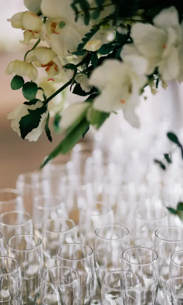 Glazen met champagne staan klaar voor receptie bruiloft.