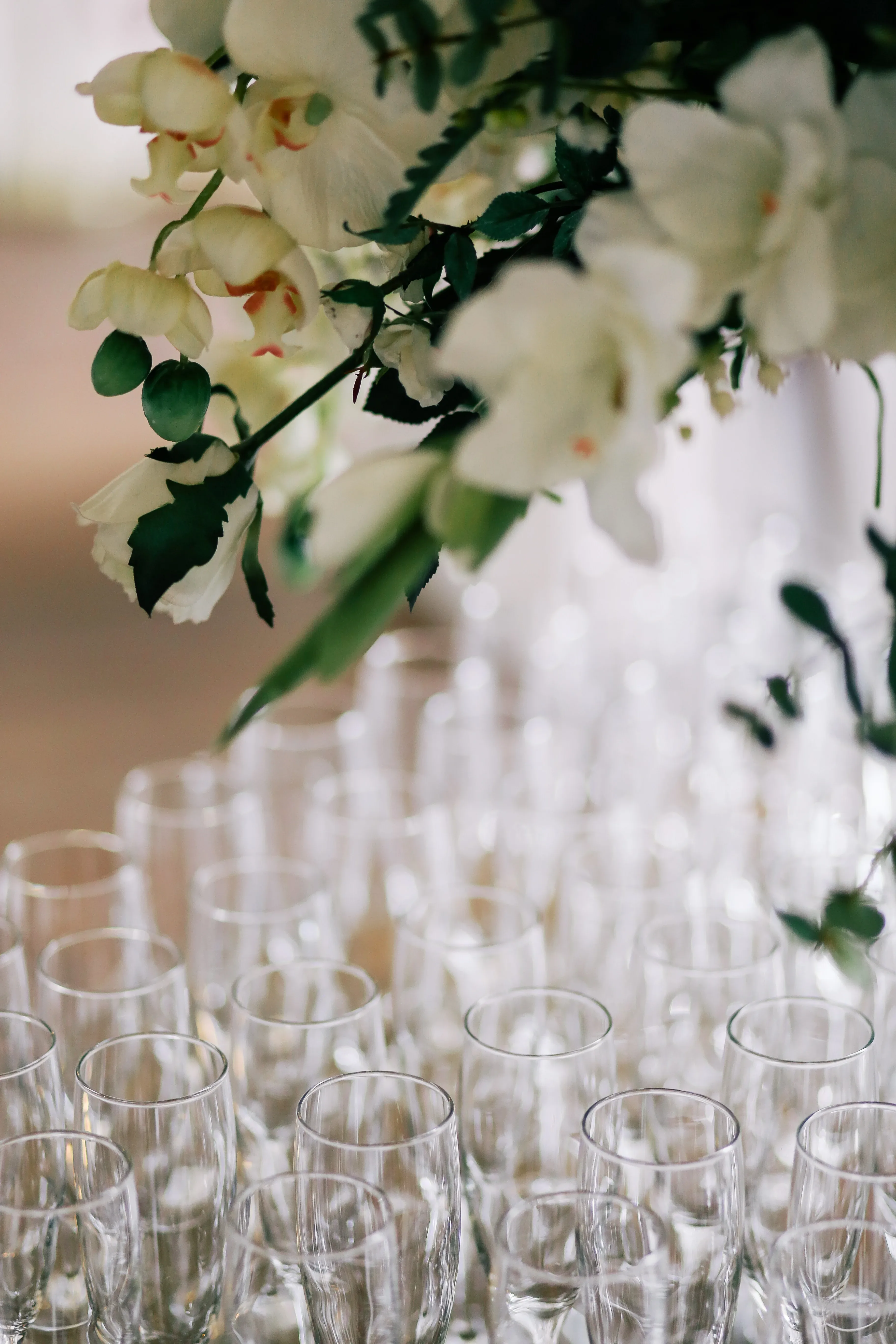Glazen met champagne staan klaar voor receptie bruiloft.