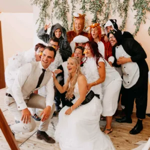 Mensen als dieren gekleed op bruiloft