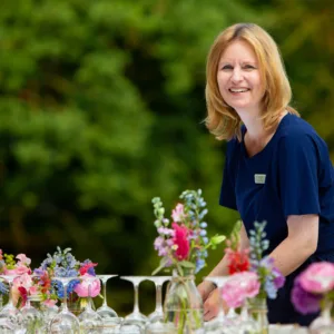 Lachende vrouw met bloemen