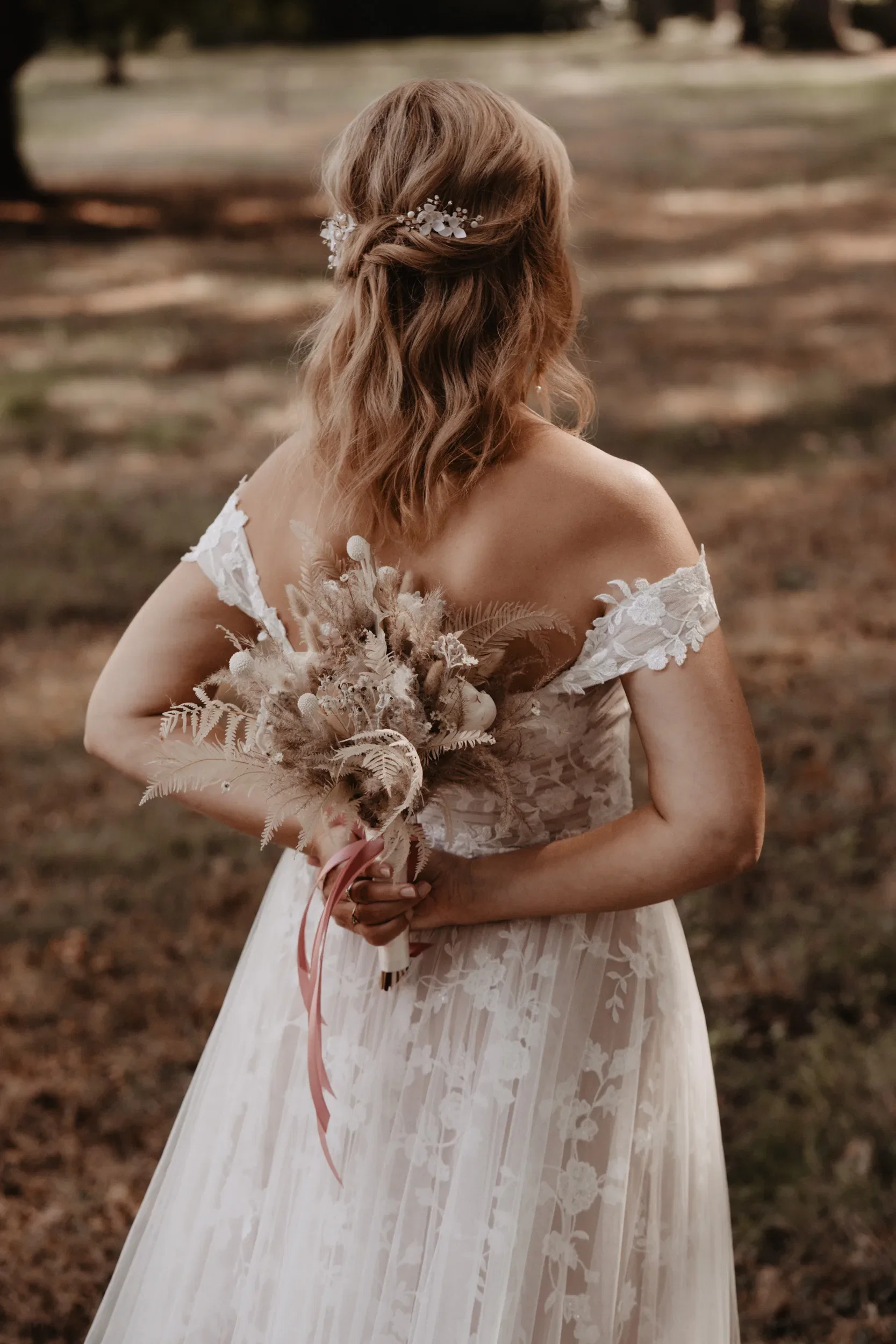 Een bruid in haar trouwjurk met haar boeket