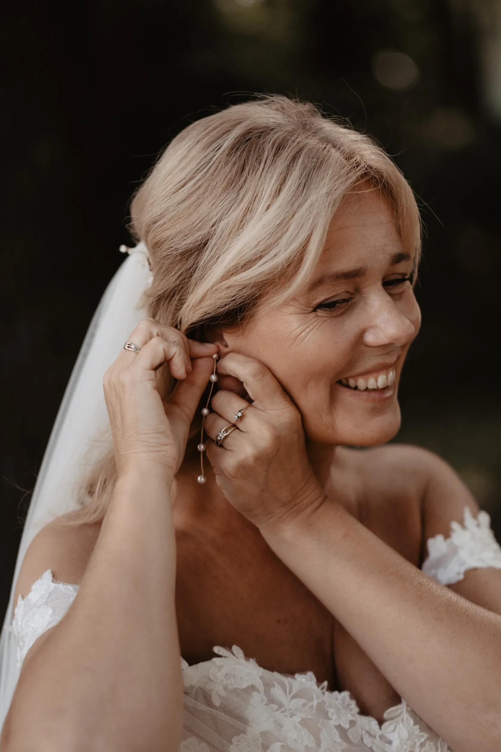 Een bruid met kralen oorbel