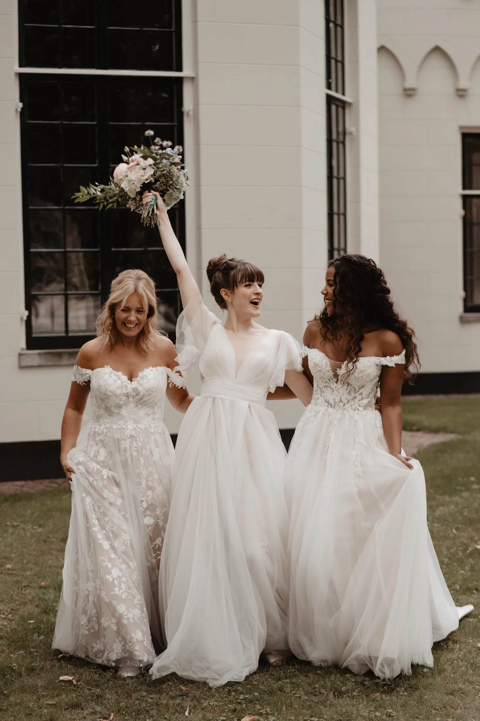 Drie bruiden die lachen naar elkaar