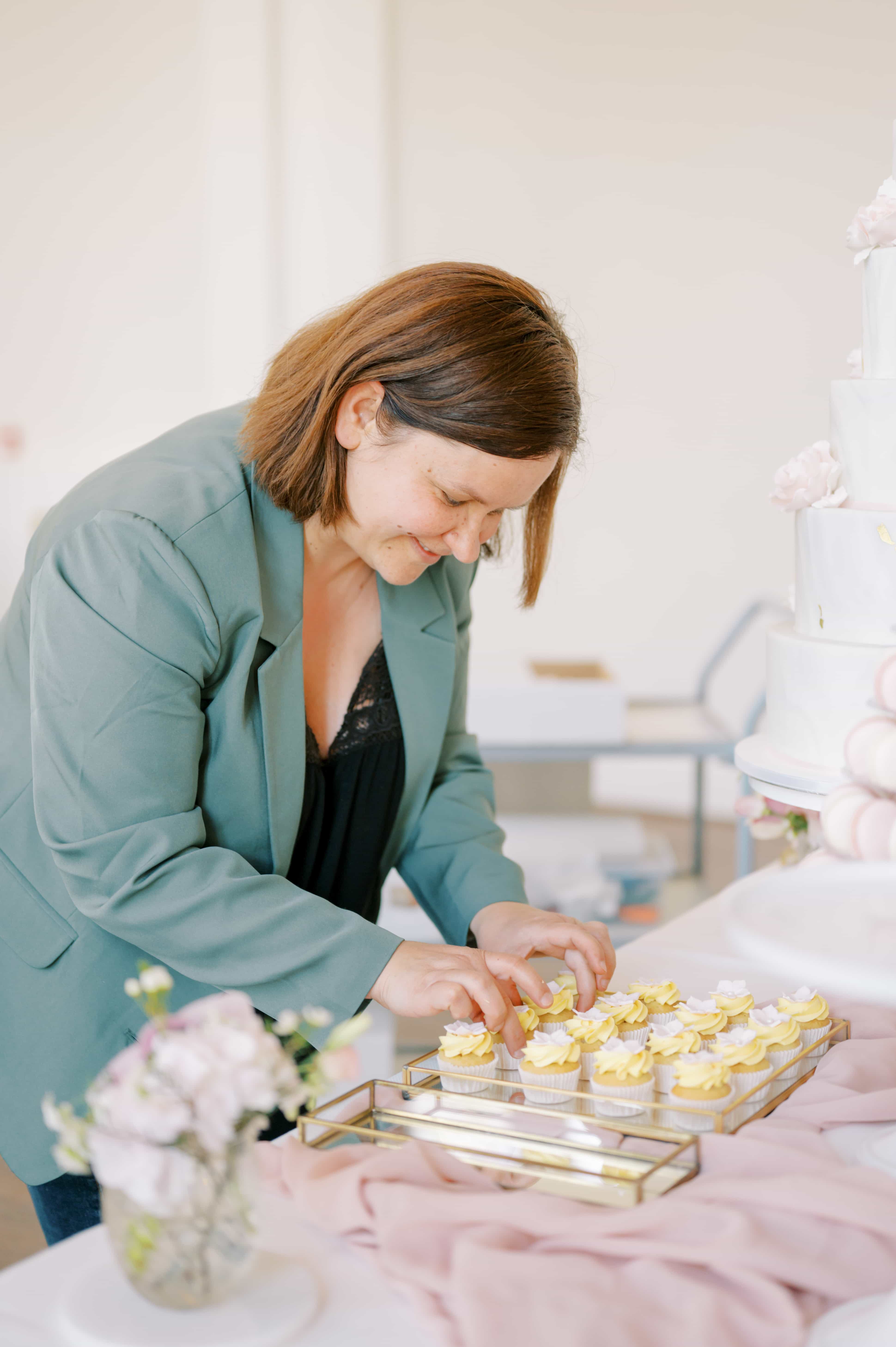 Een vrouw die bezig is met cupcakes