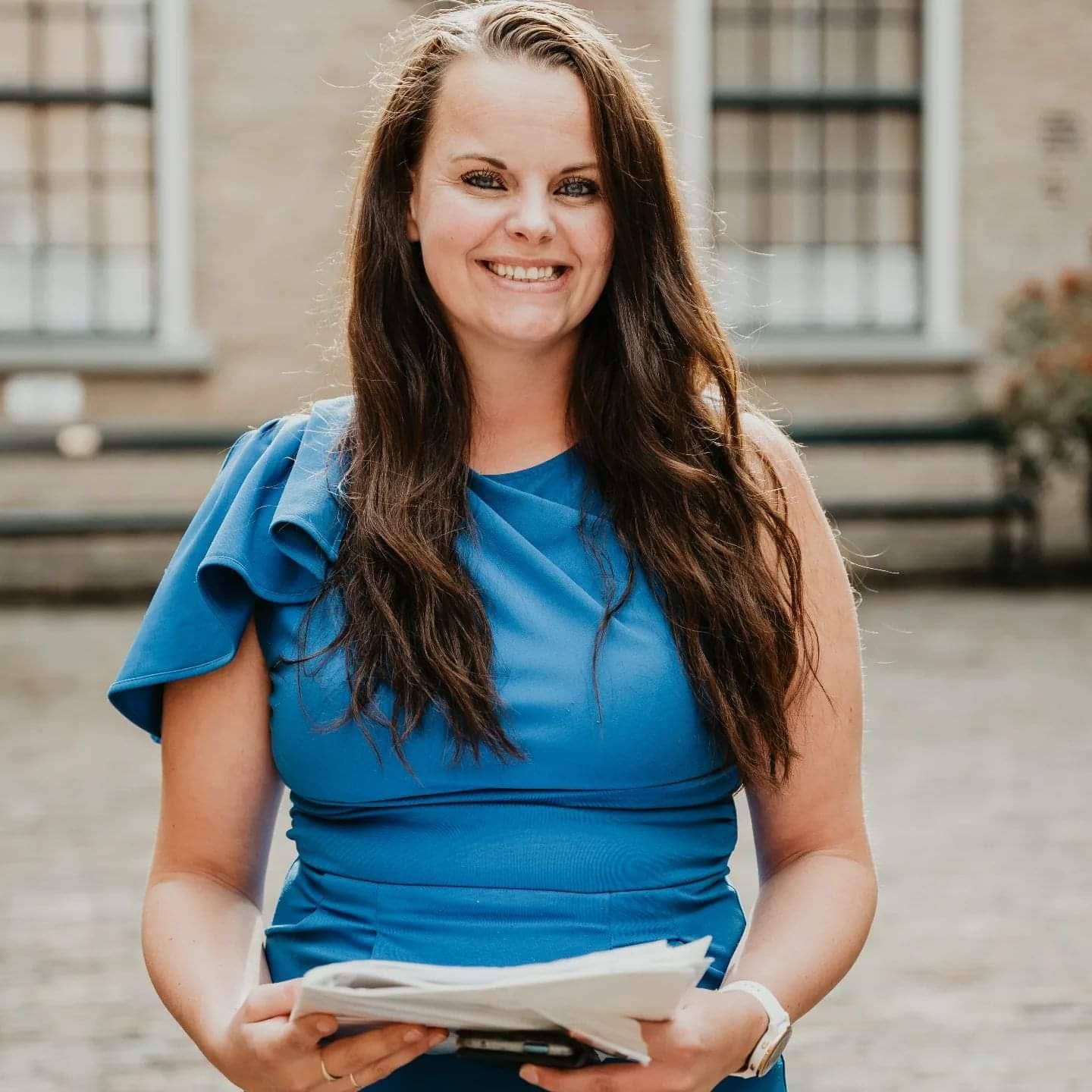 Lachende vrouw in blauwe jurk