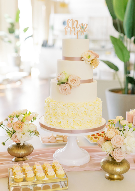 Een bruidstaart op een bruiloft