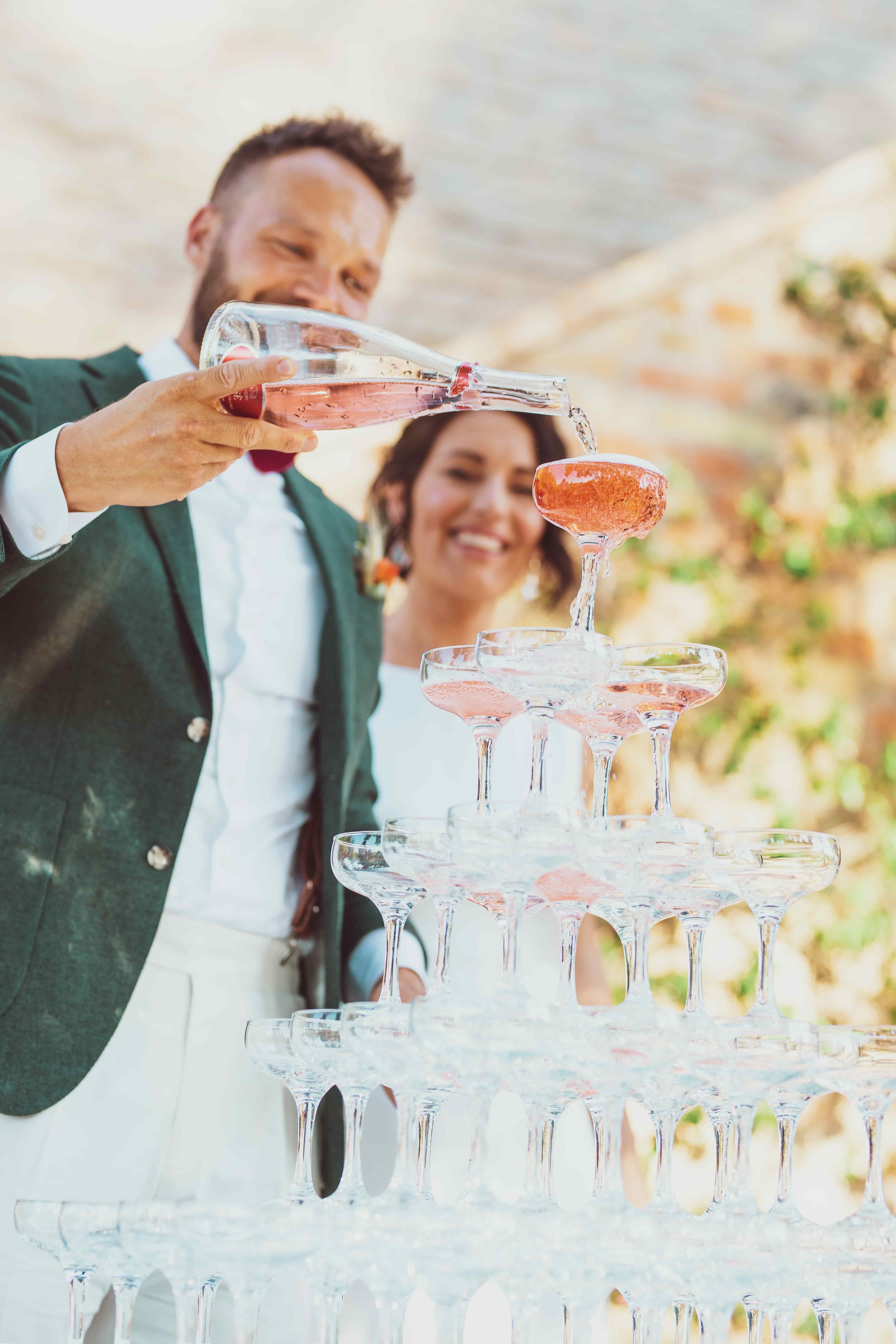 Een bruidspaar dat drinken inschenkt