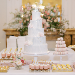 Een bruidstaart op een sweet table bij een bruiloft