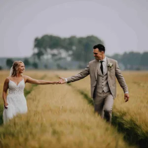 Een bruidspaar die handen vasthoud