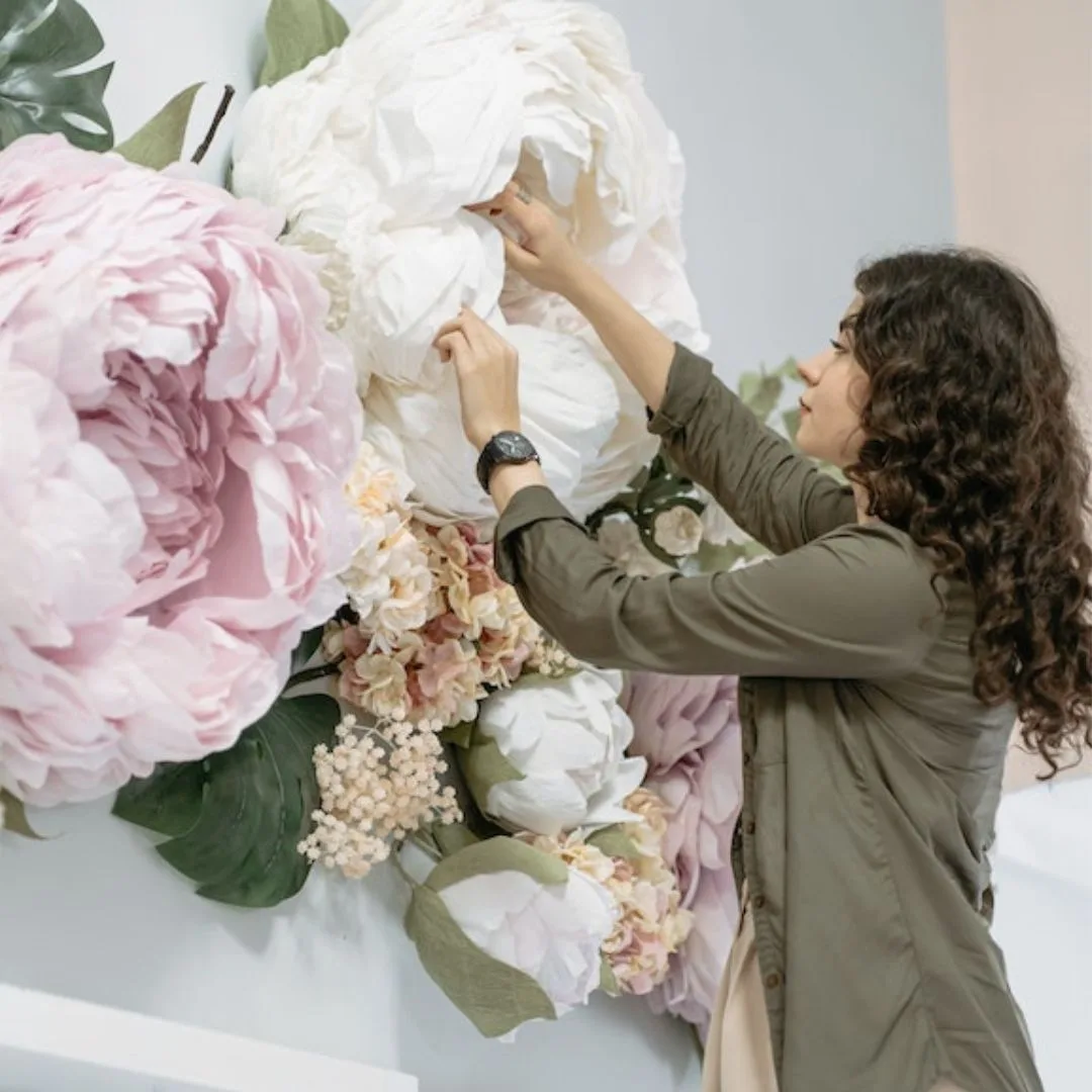 Een vrouw die bezig is met grote bloemen