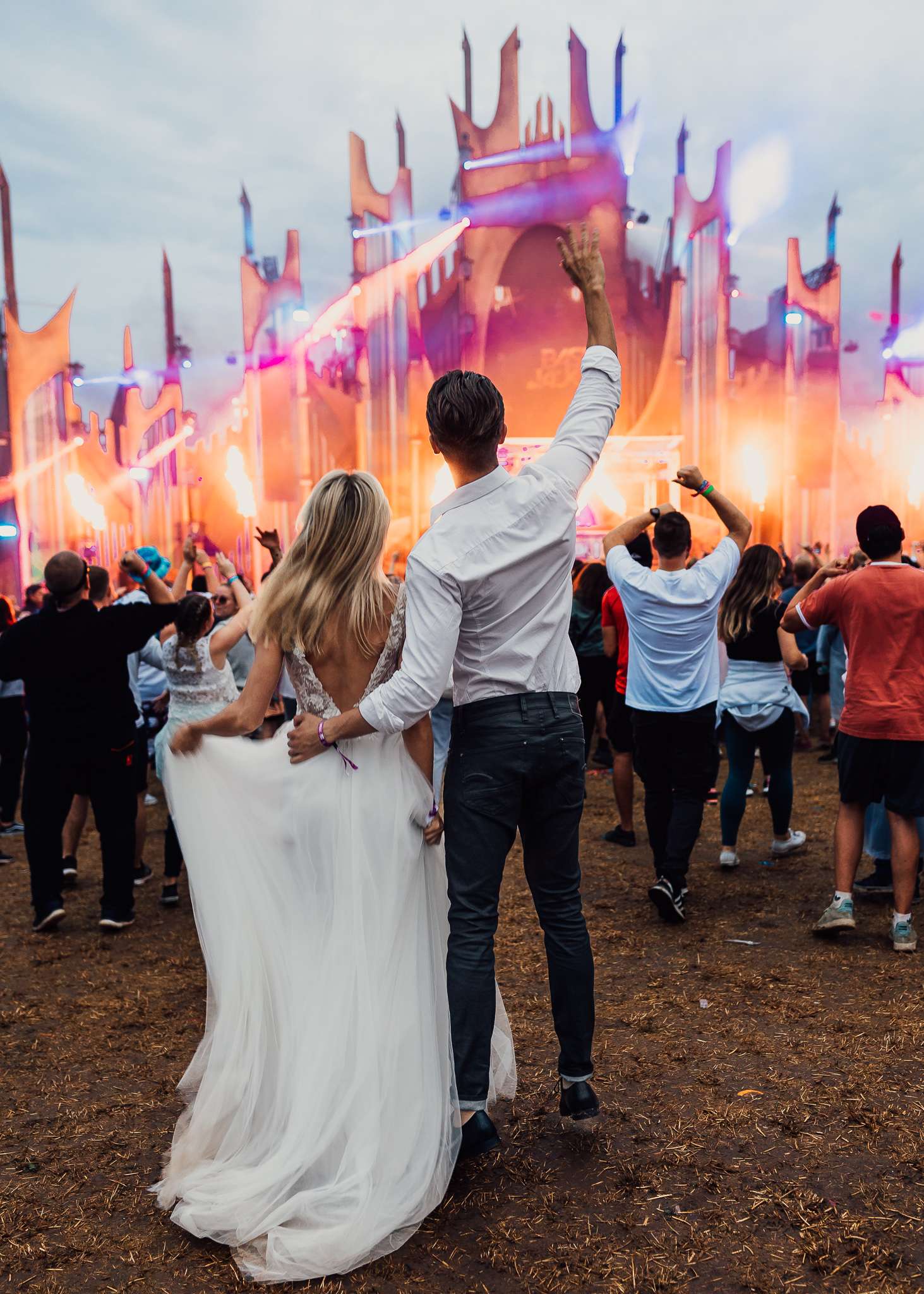 Bruidspaar op festival