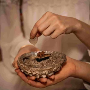 Drie handen met een steen