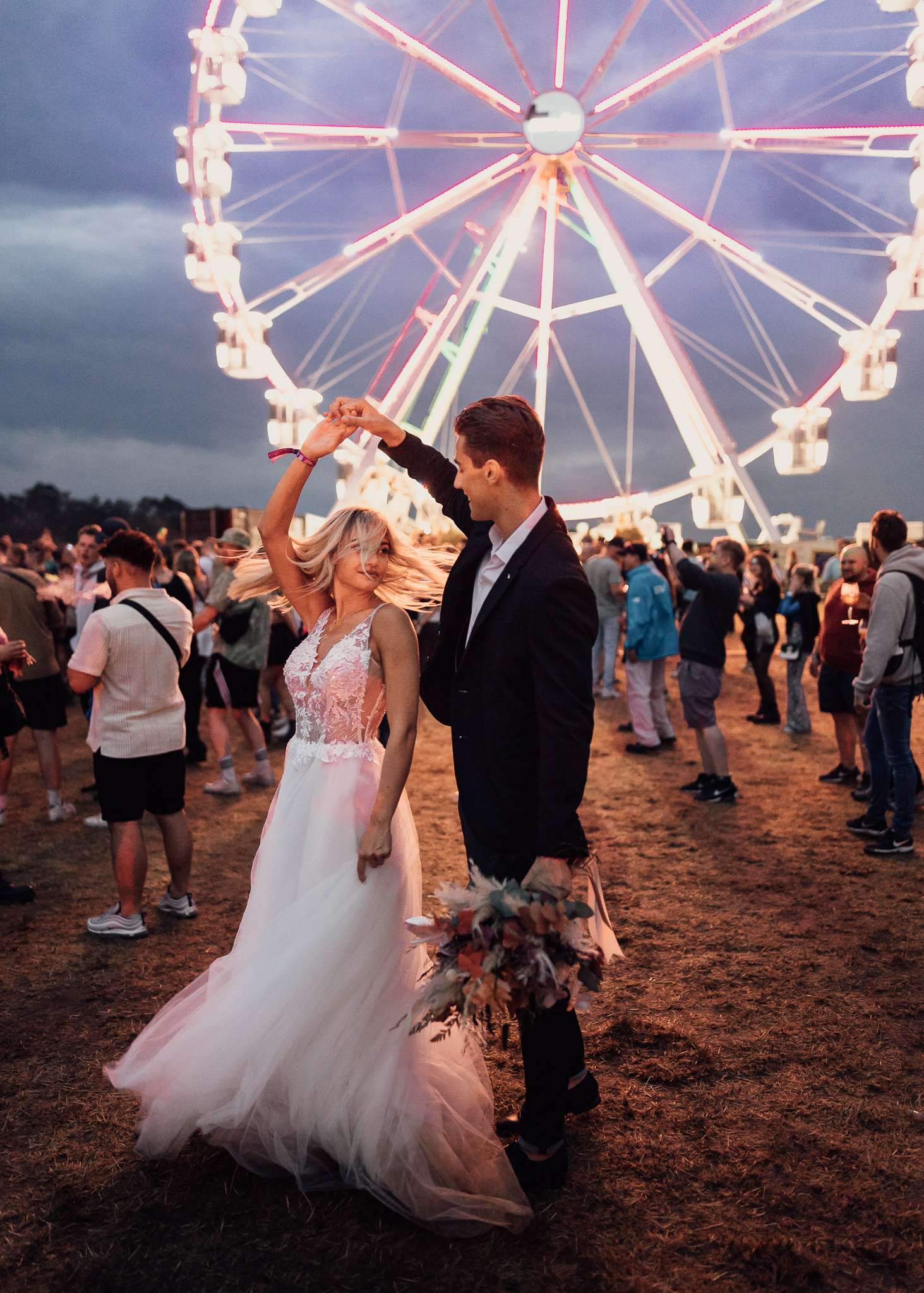 Bruidspaar voor reuzenrad