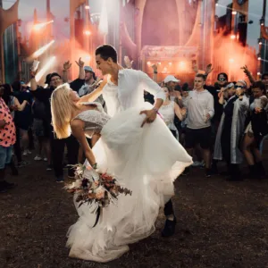 Bruidspaar op festival