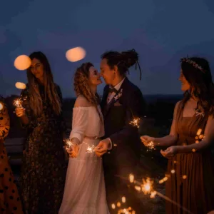 Een bruidspaar met sterretjes vuurwerk