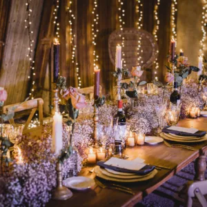 Opgedekte tafel met kaarsen