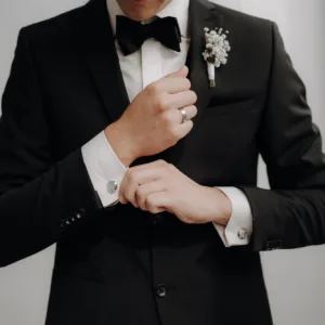 Een bruidegom in zijn zwarte pak