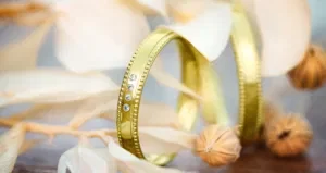 geelgouden trouwringen van Breuning met vier diamanten in de damesring