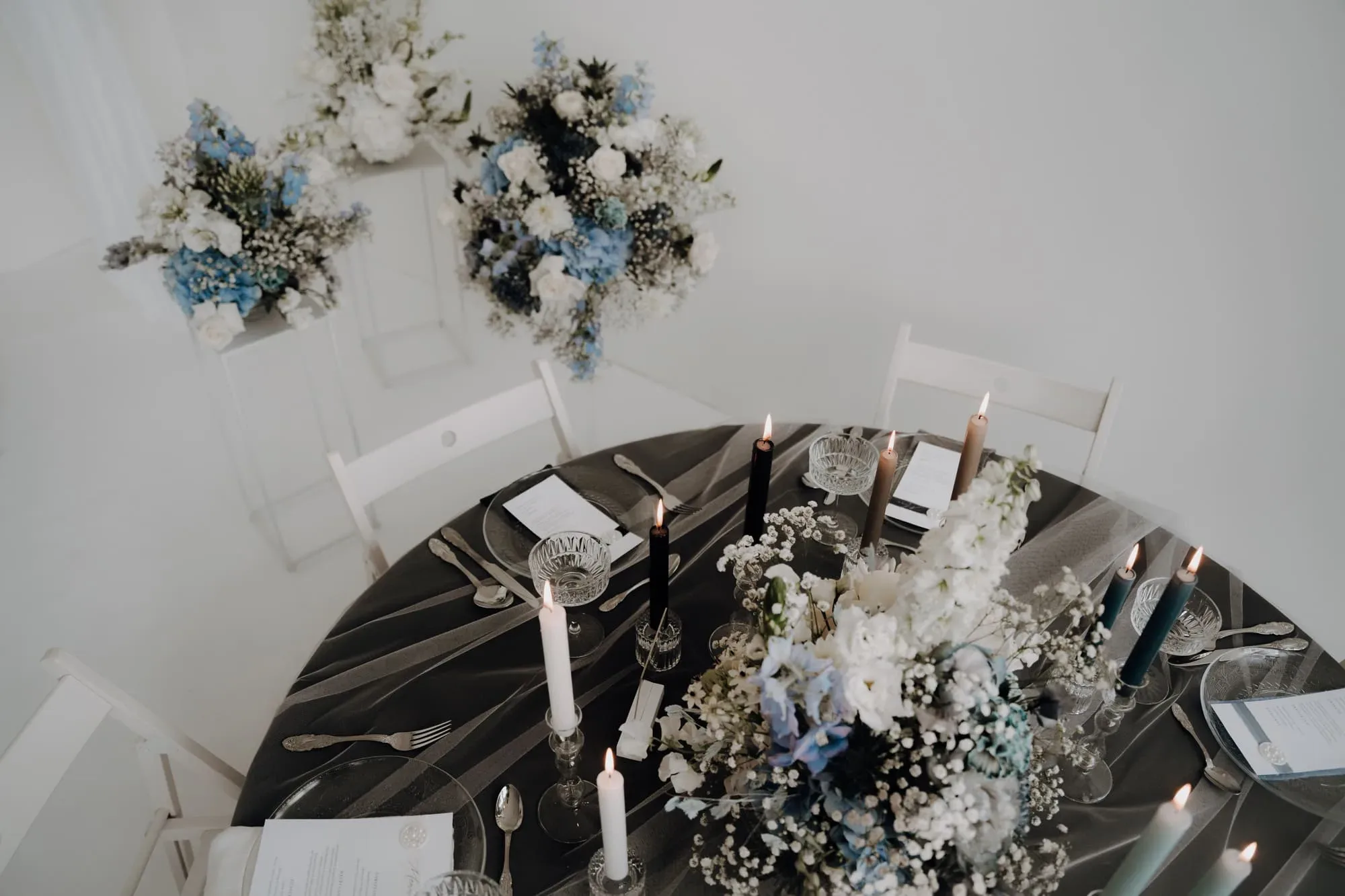 Tafel met kaarsen en bloemen