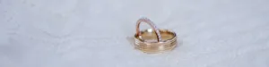 rosegouden memoire-ring en geelgouden trouwring met milgrain rand